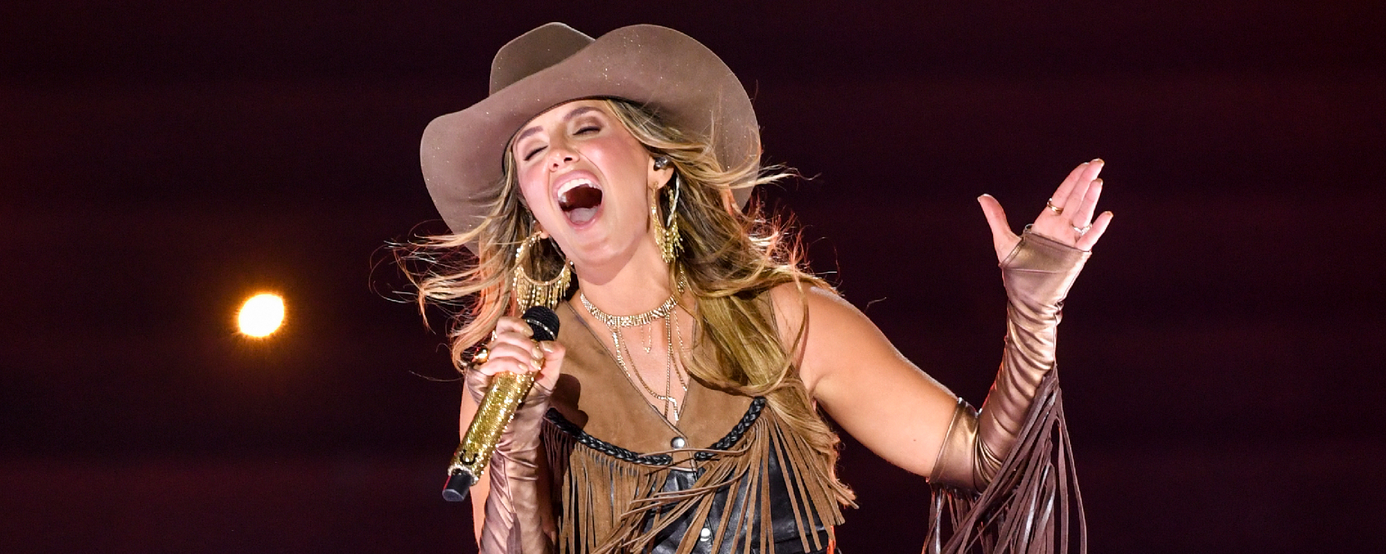 Lainey Wilson Surprises Crowd with Mumford & Sons Performance of Her Hit “Things a Man Oughta Know” in Nashville