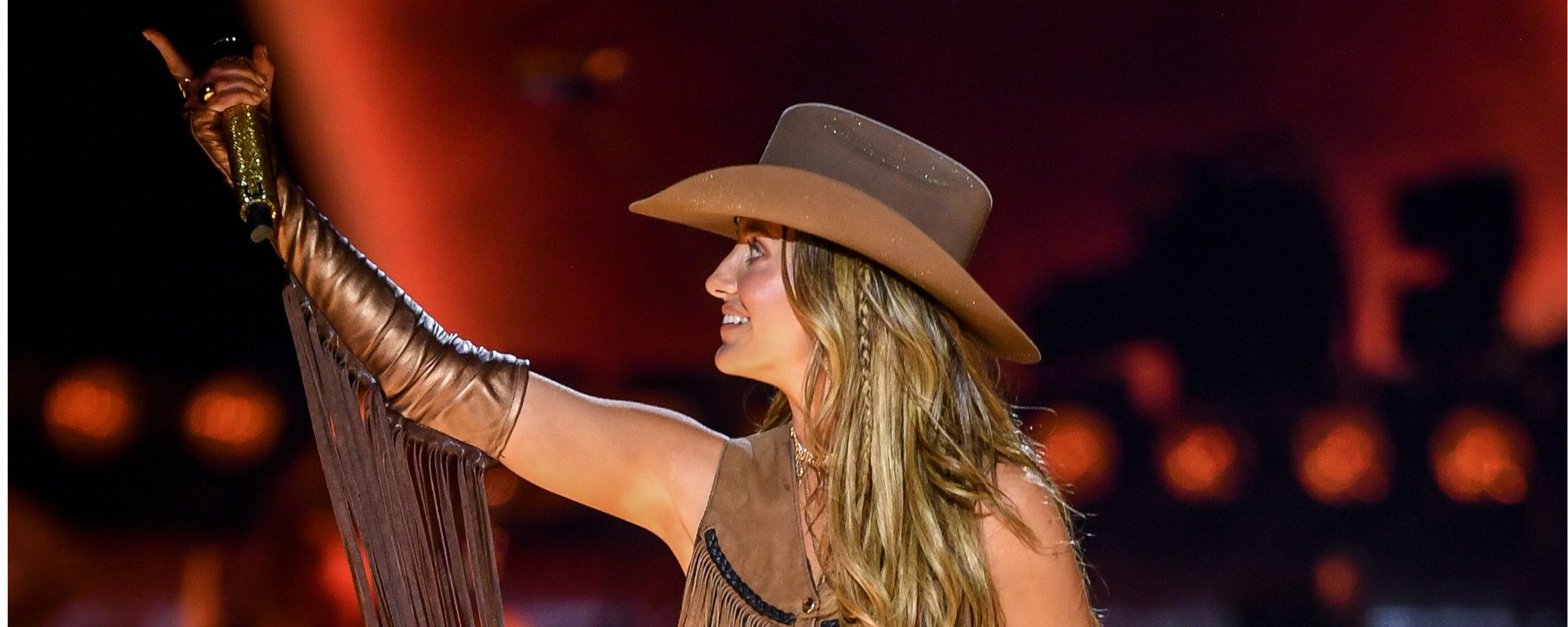 Lainey Wilson Brings Out Surprise Guest To Fill in for Miranda Lambert on ”Good Horses”