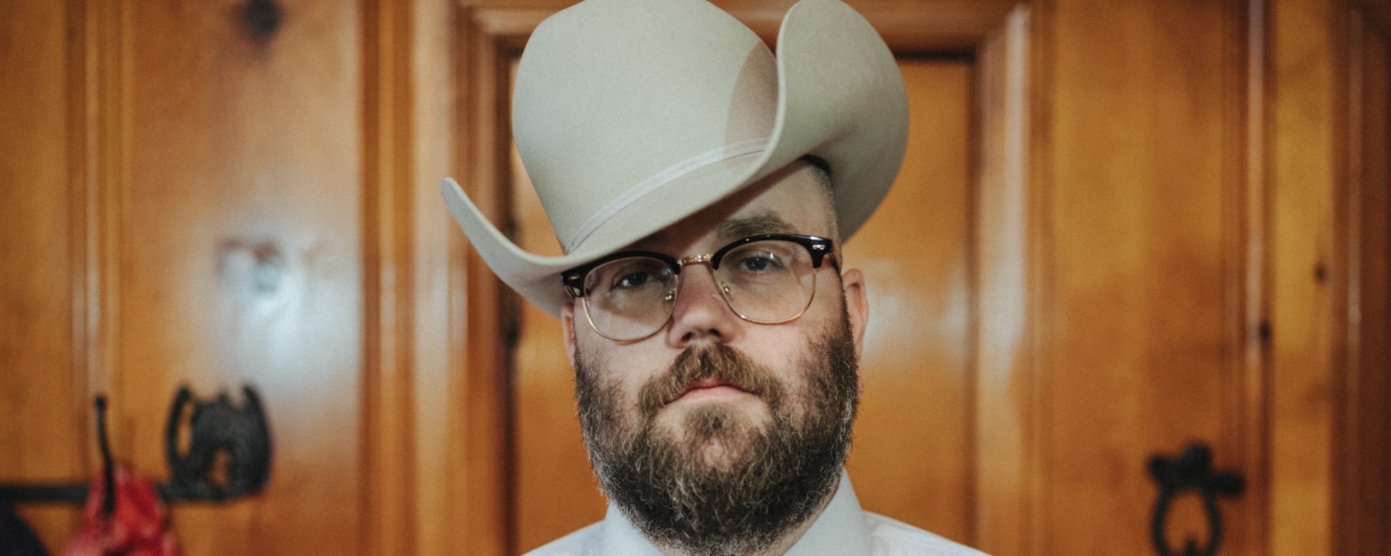 Joshua Hedley Discusses His Swingin’ New Album ‘All Hat,’ Working with Ray Benson, and the Joys of Western Swing (Exclusive)