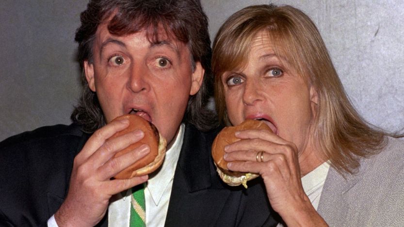 Paul and Linda McCartney eating veggie burgers