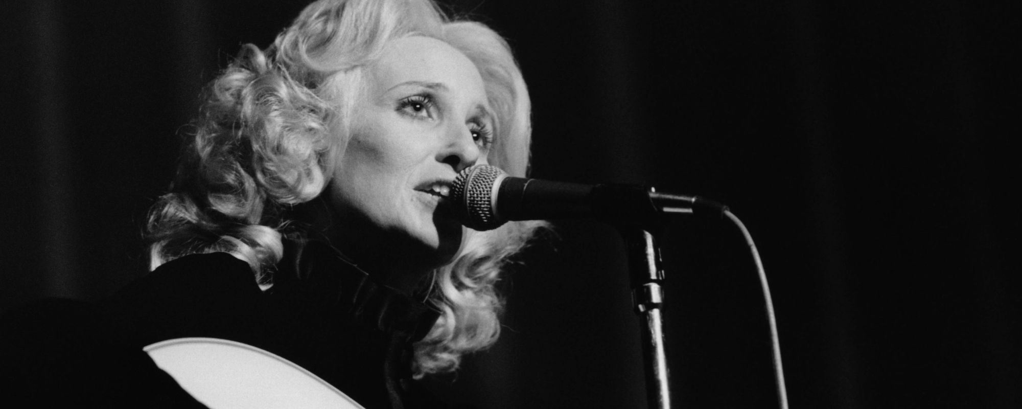 Tammy Wynette performing