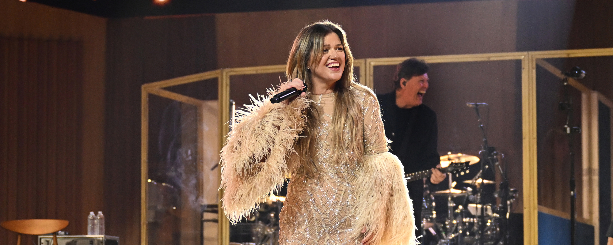 “Will You Marry Me?”: Kelly Clarkson’s Helps a Couple Get Engaged at Her Las Vegas Residency