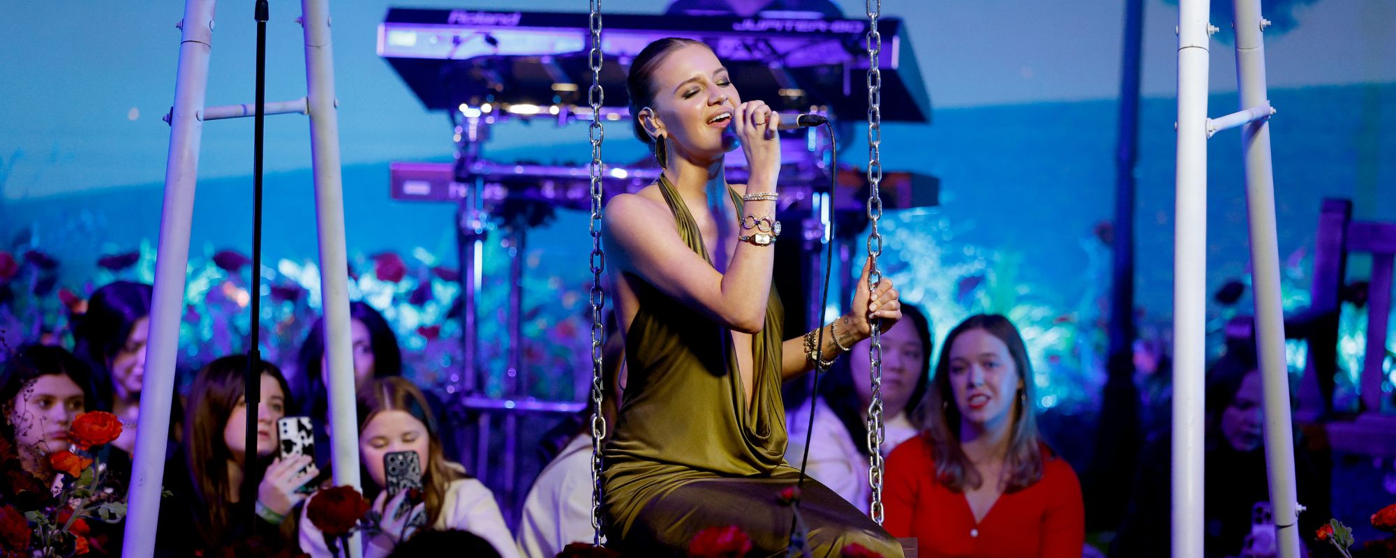 Kelsea Ballerini Soars With ”I Sit in Parks” at 2025 CMA Awards