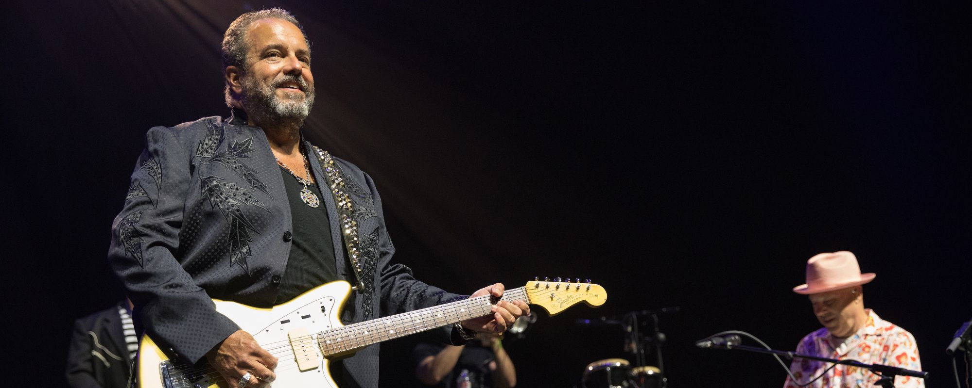 The Mavericks’ Raul Malo Shares ”Little Victories” as He Heads to Houston for Cancer Treatment