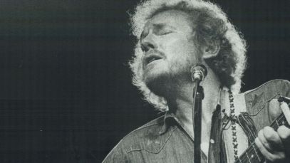 Gordon Lightfoot performing
