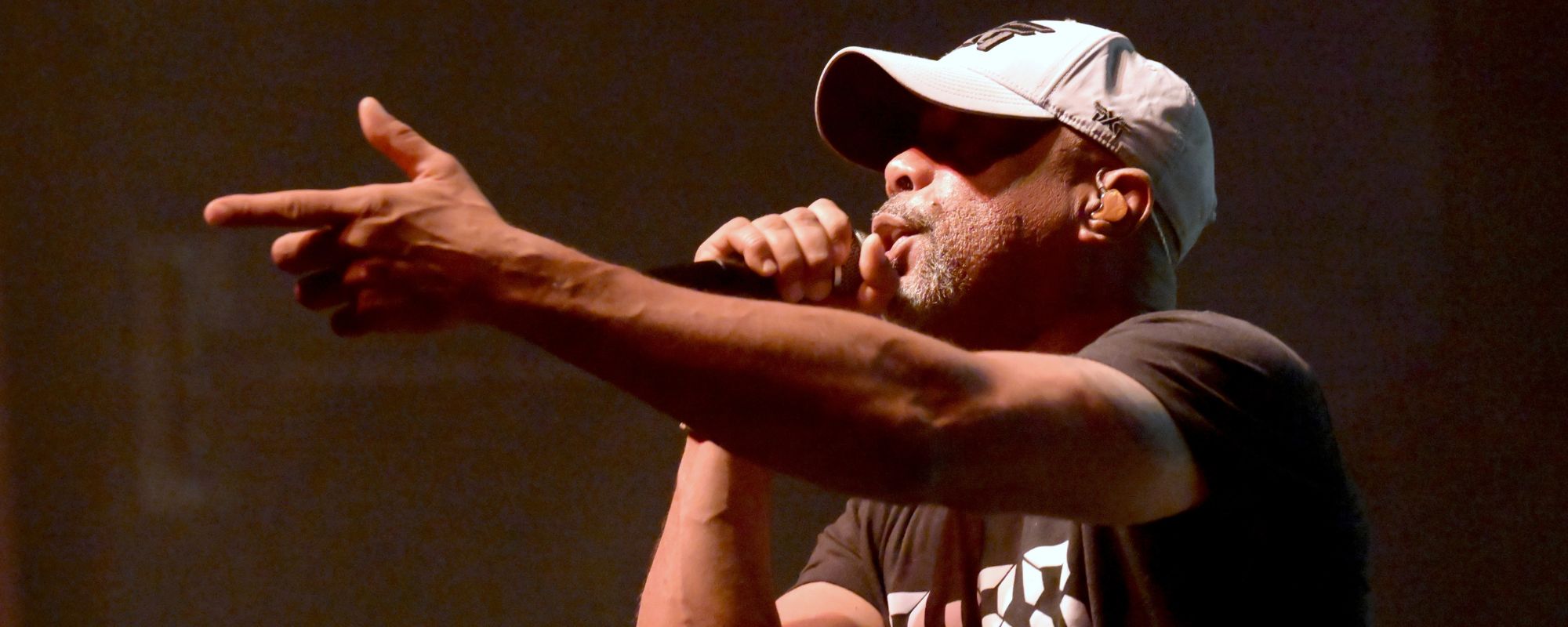 How Darius Rucker Made This Airport Singer’s Christmas: “Such a Nashville Moment”