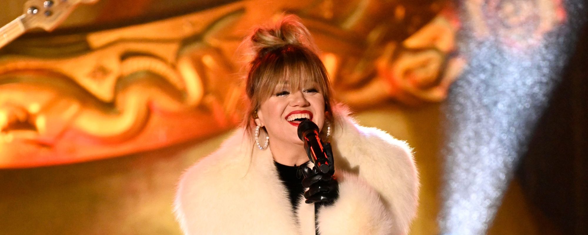 "Duchess of Christmas" Kelly Clarkson Delivers a Gift to NFL Netflix Viewers With “Underneath the Tree” Performance