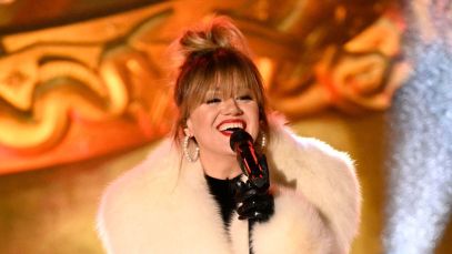 "Duchess of Christmas" Kelly Clarkson Delivers a Gift to NFL Netflix Viewers With “Underneath the Tree” Performance