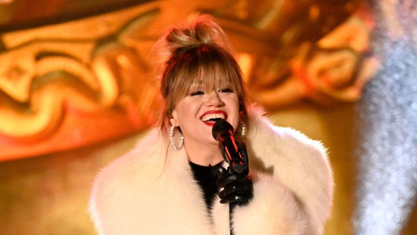 "Duchess of Christmas" Kelly Clarkson Delivers a Gift to NFL Netflix Viewers With “Underneath the Tree” Performance
