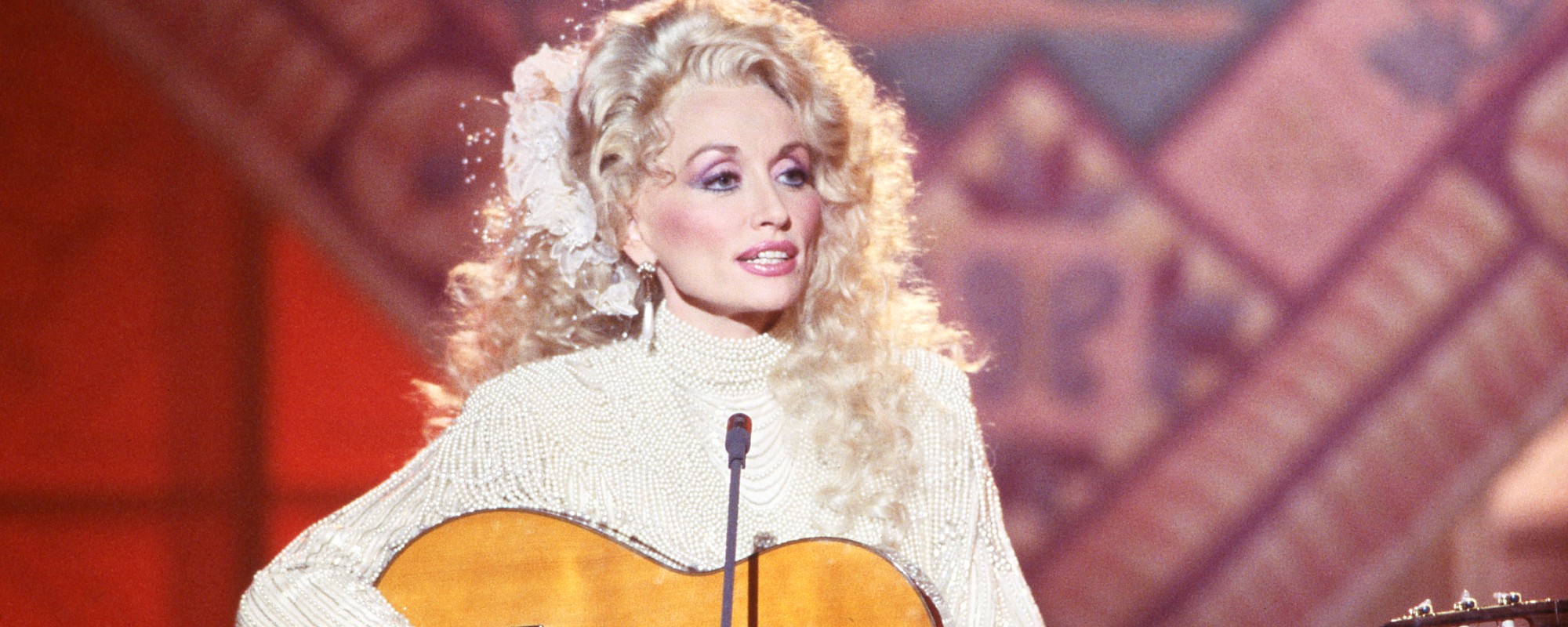 Remembering When Dolly Parton Put an Interviewer in Her Place in 1978