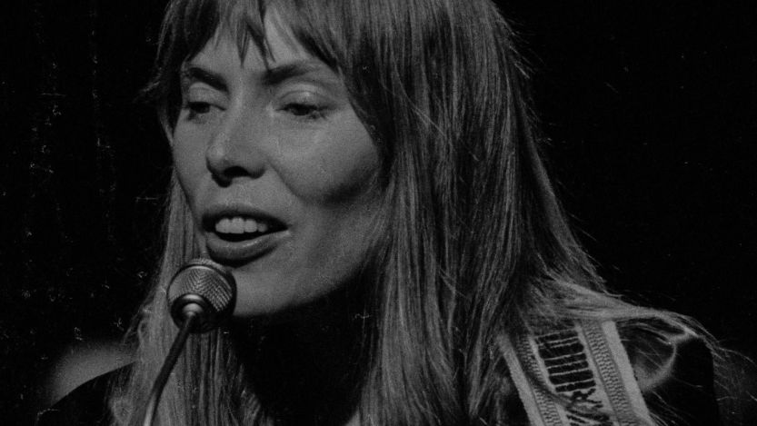 Joni Mitchell performing