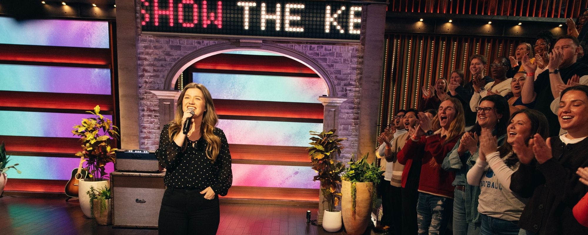 Kelly Clarkson Marks Triumphant Daytime TV Return With This “Absolute Masterclass” Red Clay Strays Cover