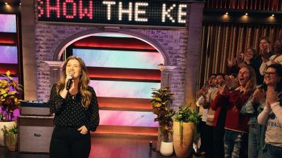 Kelly Clarkson Marks Triumphant Daytime TV Return With This “Absolute Masterclass” Red Clay Strays Cover