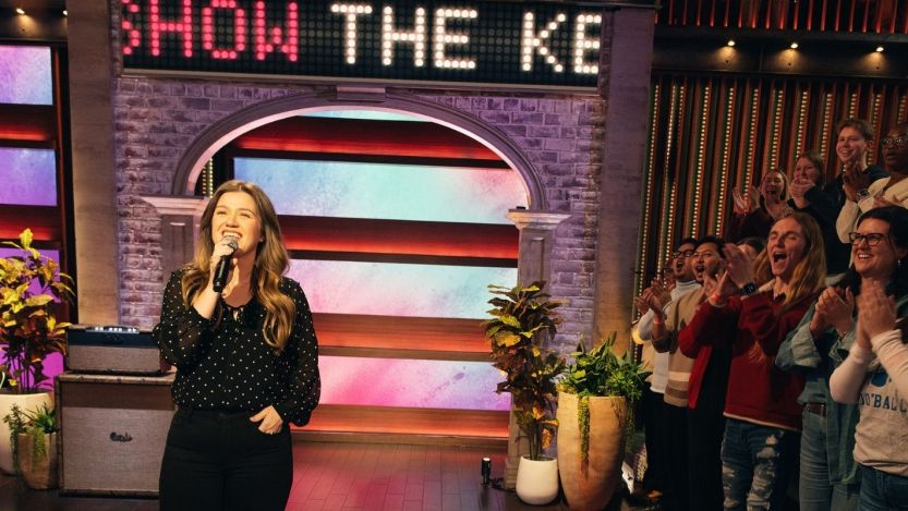 Kelly Clarkson Marks Triumphant Daytime TV Return With This “Absolute Masterclass” Red Clay Strays Cover
