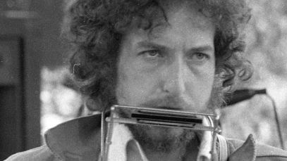 Bob Dylan performing in 1975