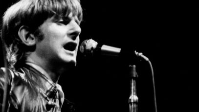 Roger McGuinn performing