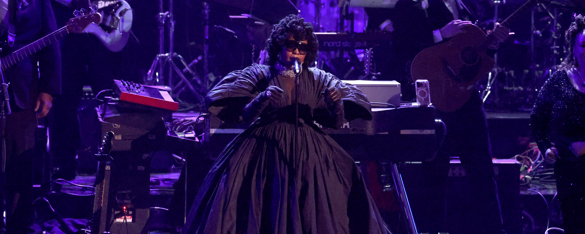 Ms. Lauryn Hill Performs Stunning Tribute to D’Angelo and Roberta Flack at the 2026 Grammy Awards
