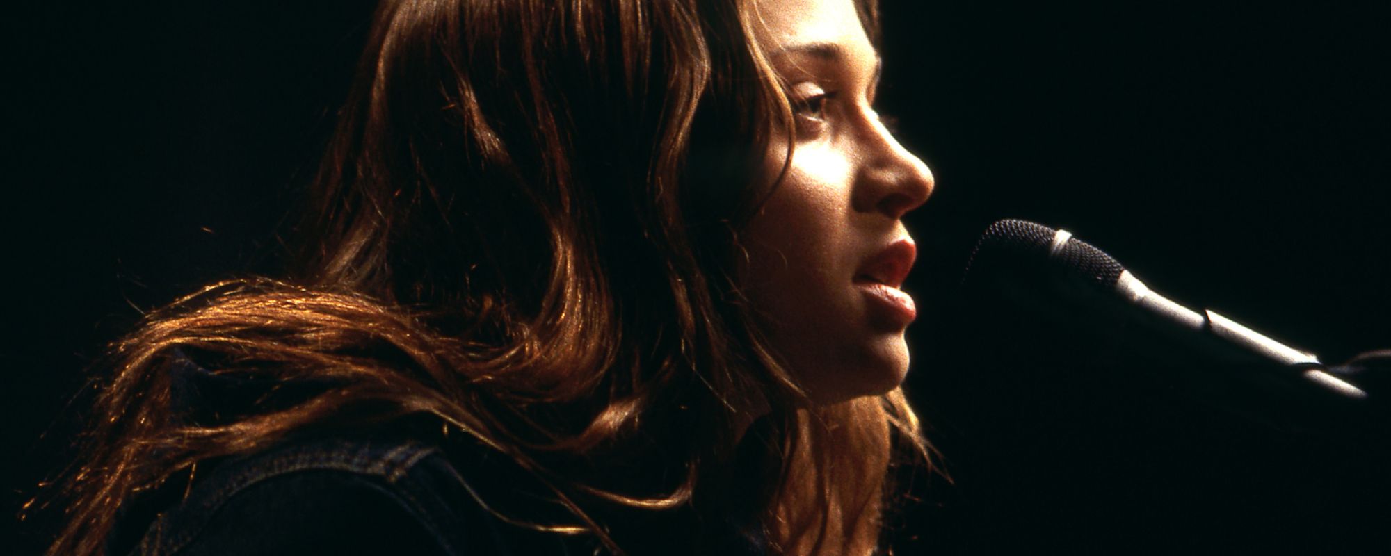 1990s one-hit wonder Fiona Apple performing in 1998