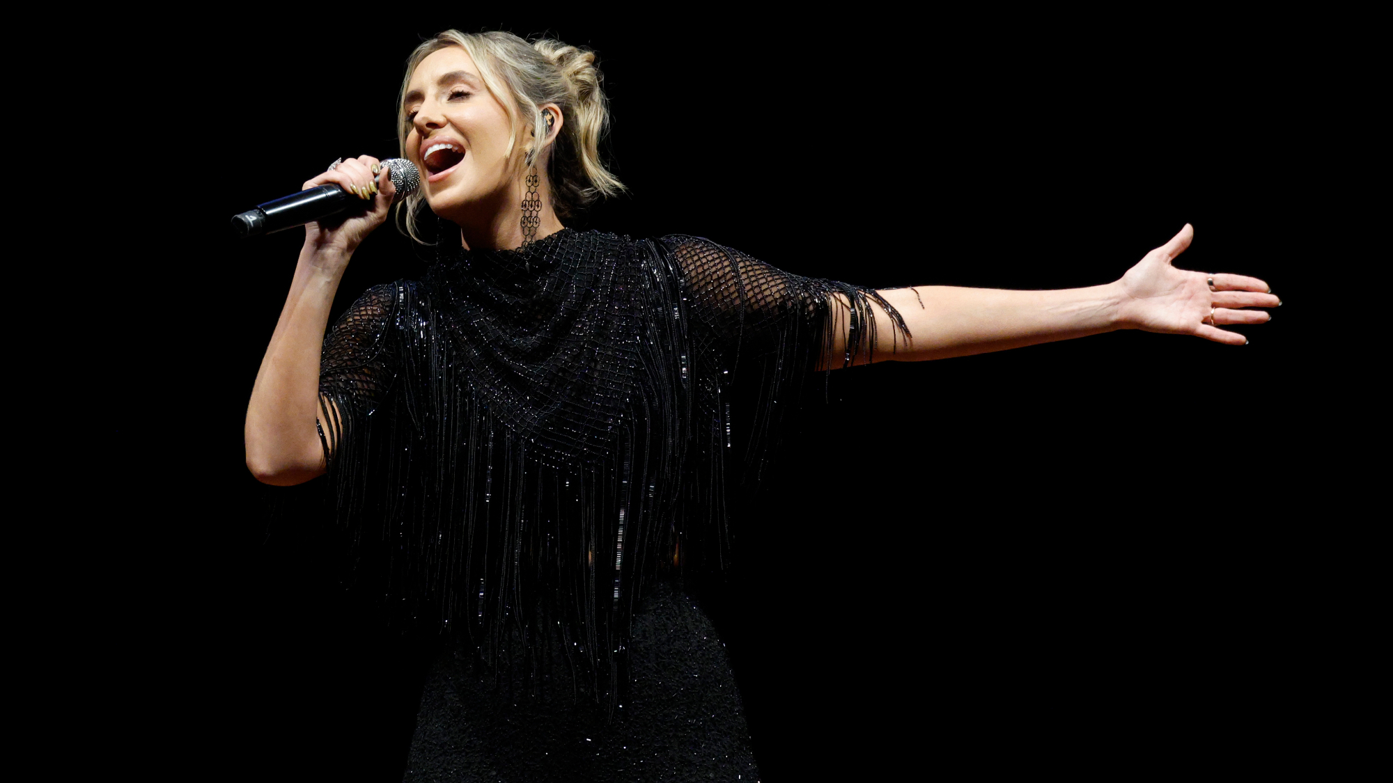 Lainey Wilson Gets Standing Ovation After Joining Members of the Nashville Symphony to Perform Her Songs in an All-New Way