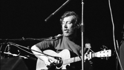 LONDON - MARCH 16: Richard & Linda Thompson performing at 'Over The Rainbow', a concert marking the first closure of The Rainbow Theatre, Finsbury Park, North London on March 16 1975 (Photo by Brian Cooke/Redferns)